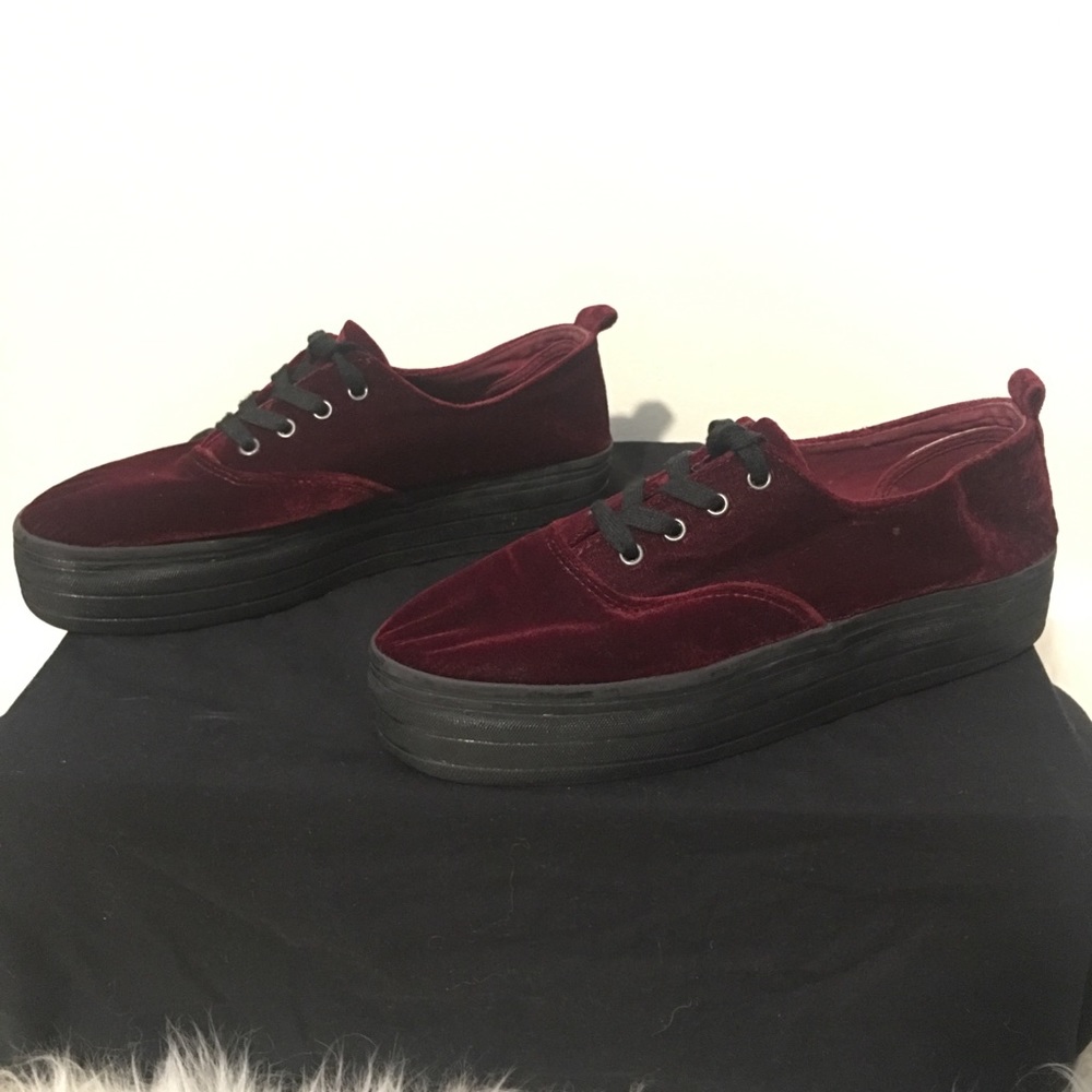 Red Velvet Platform - Picture 3 of 4